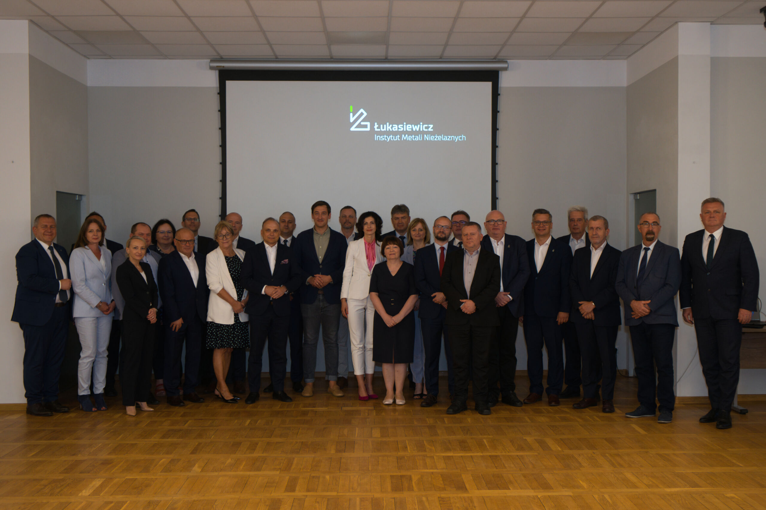 Zdjęcie grupowe: Dyrektorzy Instytutów Sieć Badawcza Łukasiewicz