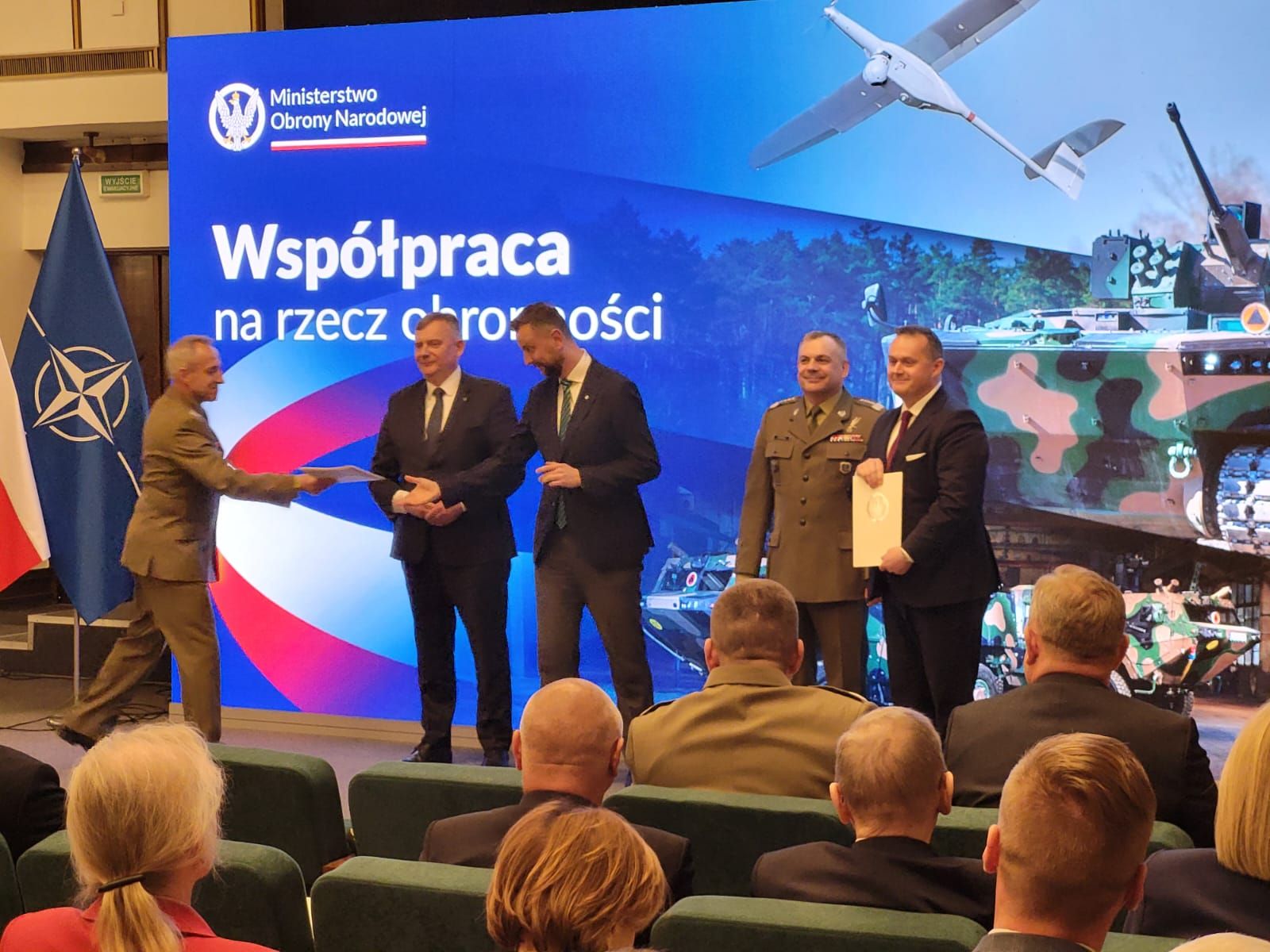 Dyr. Grzegorz Lota odbiera umowę od MON