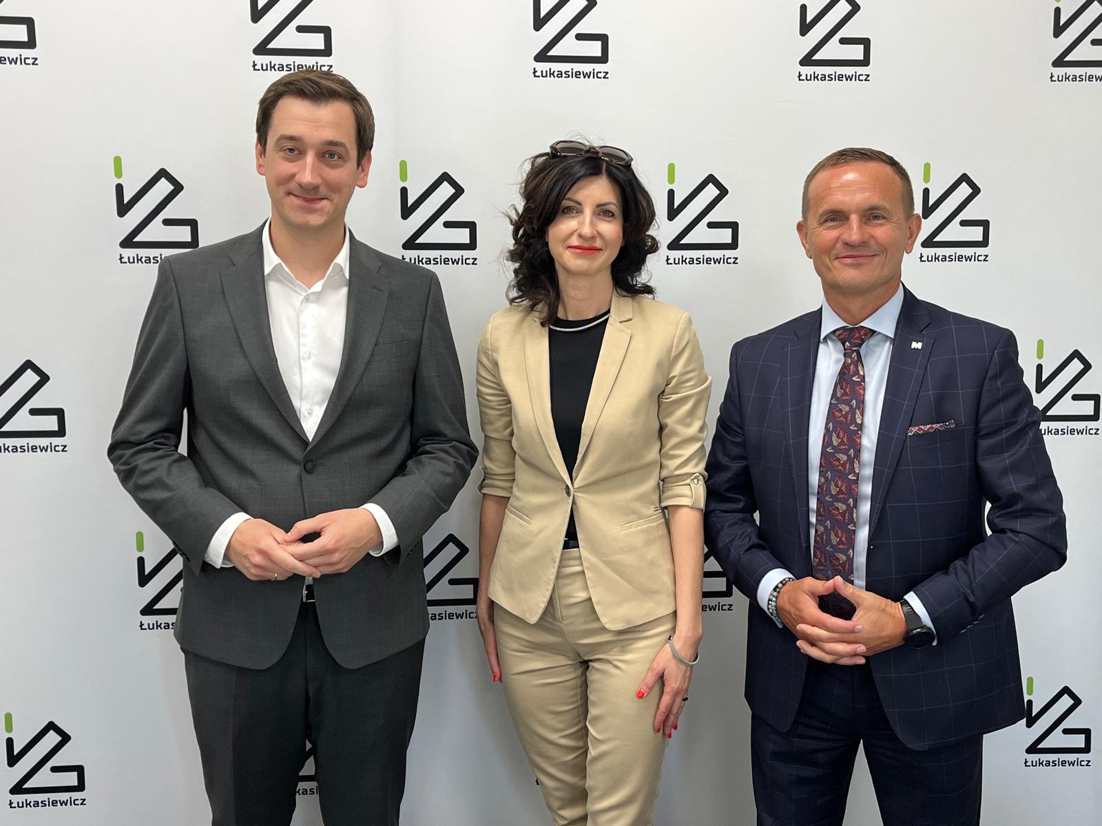 Stojące trzy osoby: od lewej Prezes Sieci Badawczej Łukasiewicz - Hubert Cichocki, Dyrektor Instytutu Metali Nieżelaznych - Barbara Juszczyk i Zastępca Dyrektora ds. badawczych i komercjalizacji - Tomasz Smal