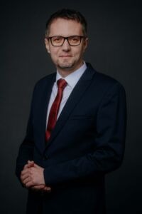 Tadeusz Gorewoda, mężczyzna w okularach i garniturze