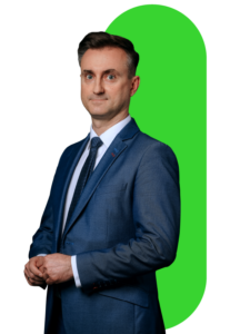 Mężczyzna w garniturze na zielonym tle