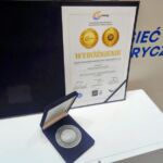 Zdjęcie medalu zdobytego podczas Branżowych Targów Przemysłu Odnawialnych Źródeł Energii SOLAR ENERGY EXPO