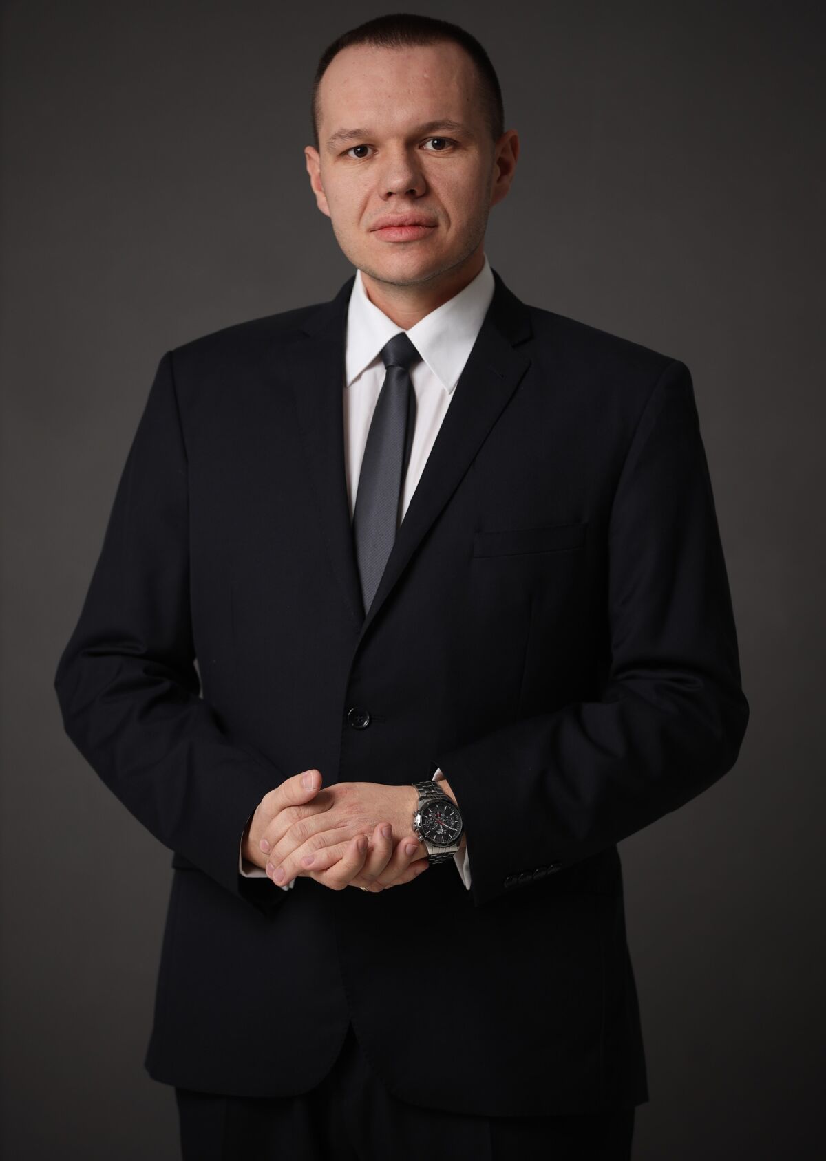 Dawid Sojka, mężczyzna w garniturze i białej koszuli