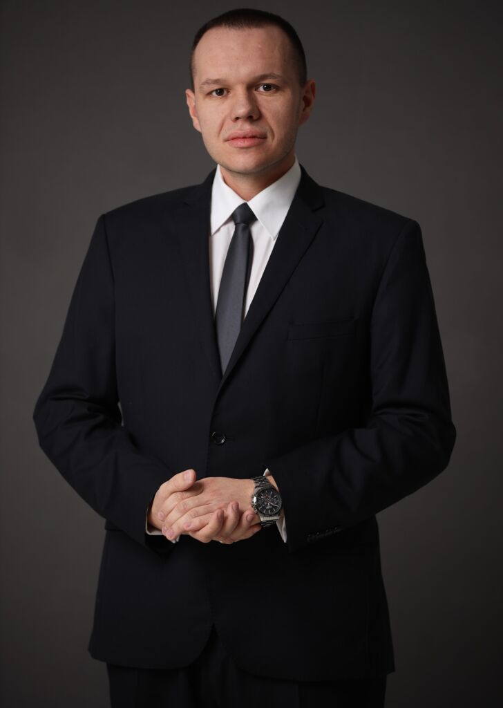 Dawid Sojka, mężczyzna w garniturze i białej koszuli