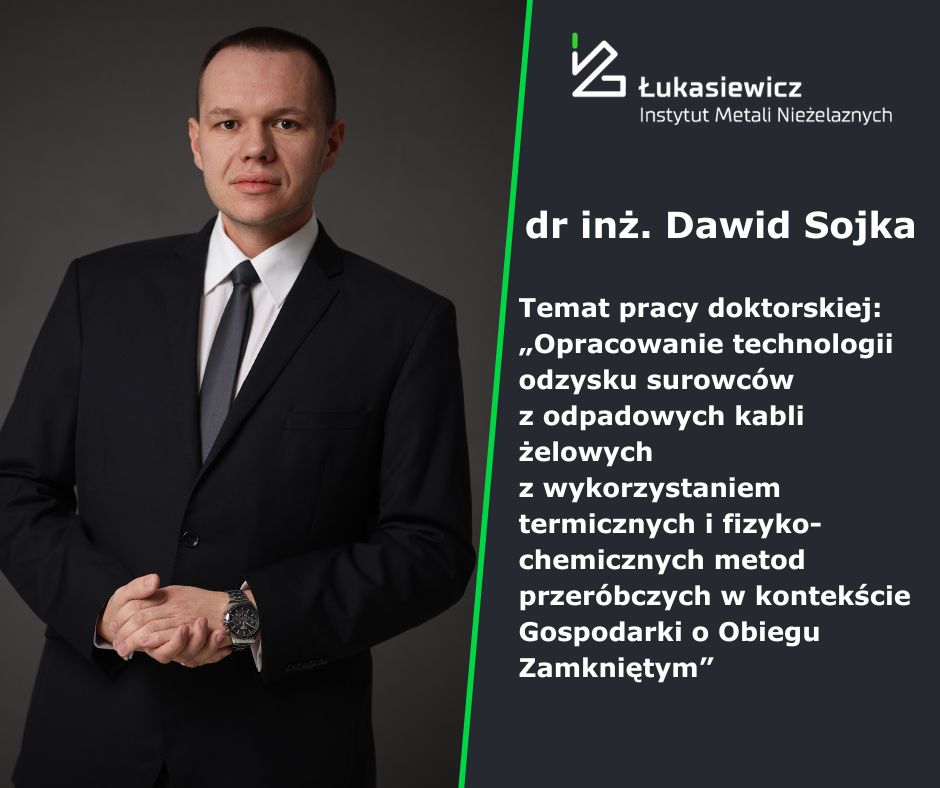 Zdjęcie Dawida Sojki w garniturze i białej koszuli oraz tytuł jego doktoratu