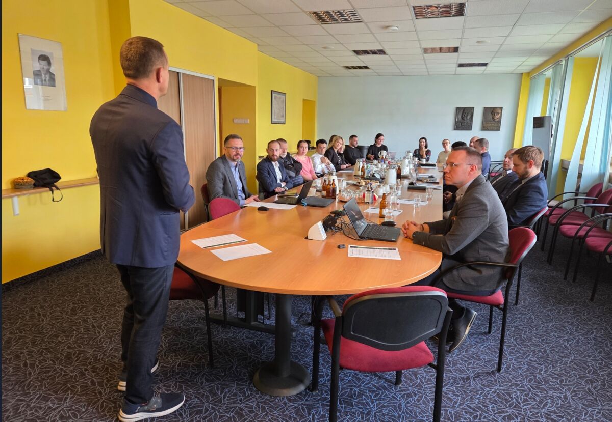 Uczestnicy seminarium doktoranckie w Łukasiewicz – Instytucie Metali Nieżelaznych