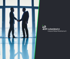 Mężczyźni podający sobie ręce oraz logo instytutu