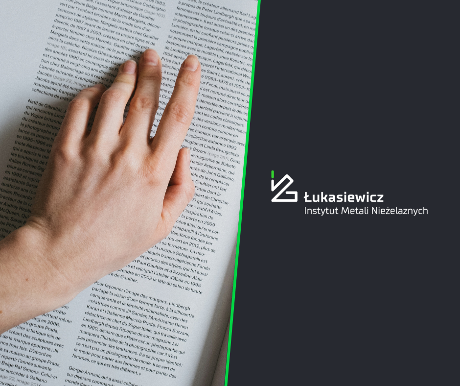 Ręka na stronie czasopisma, logo Instytutu